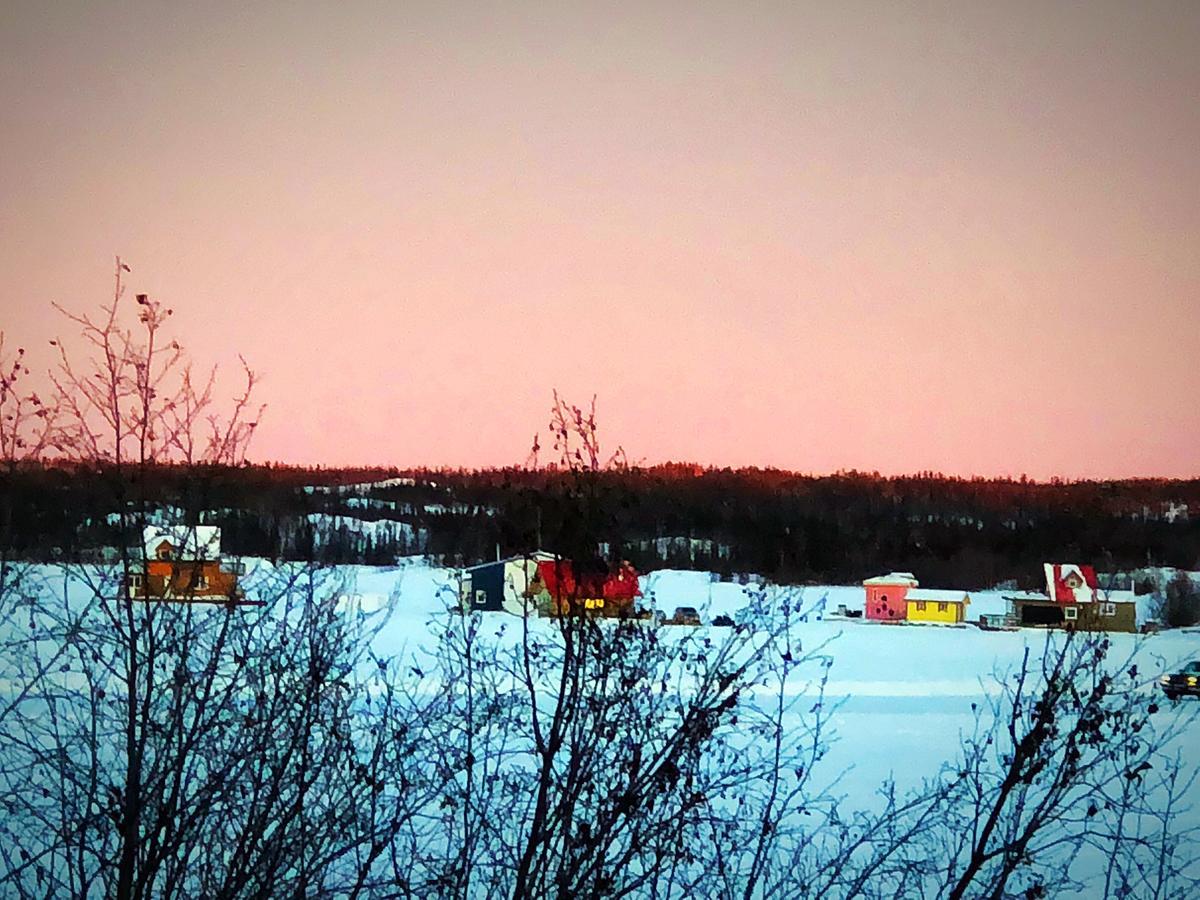 Mabuhay Lakeside Manor Bed & Breakfast Yellowknife Dış mekan fotoğraf