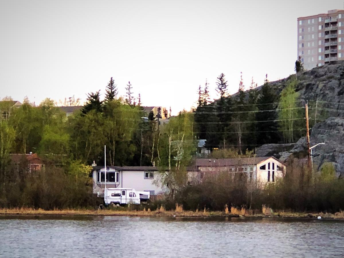Mabuhay Lakeside Manor Bed & Breakfast Yellowknife Dış mekan fotoğraf